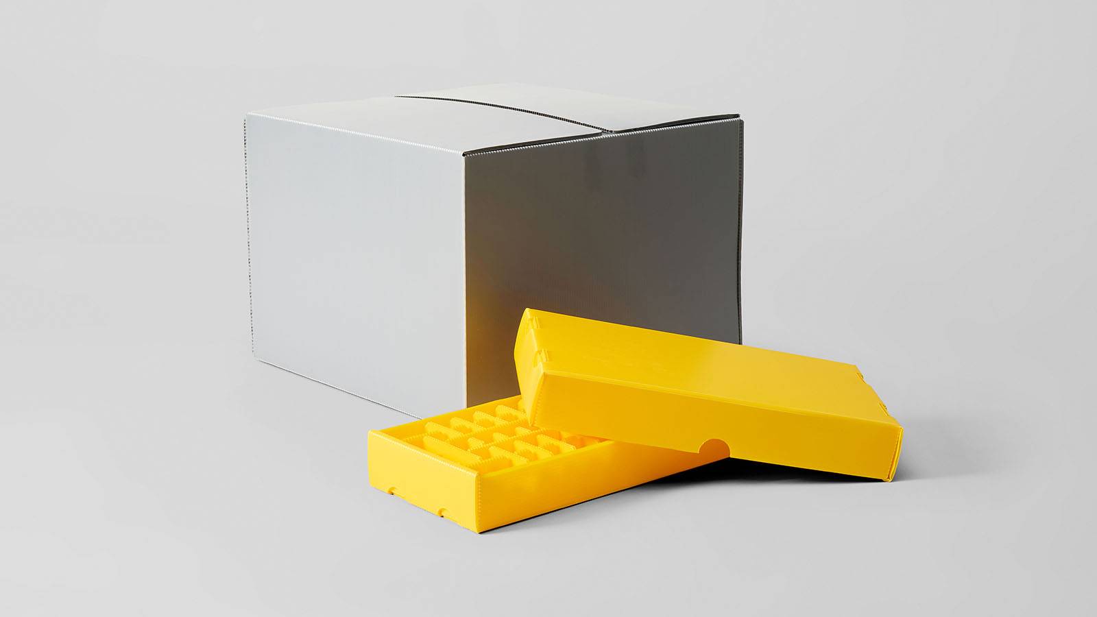 En grå og en gul emballage i kanalplast