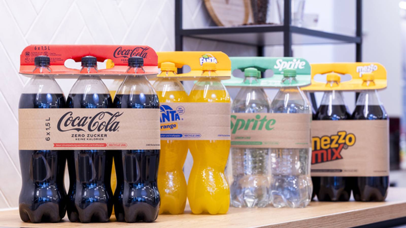 Sixer von Coca Cola, Fanta, Sprite und Mezzo Mix gebündelt durch eine faserbasierte Verpackung 
