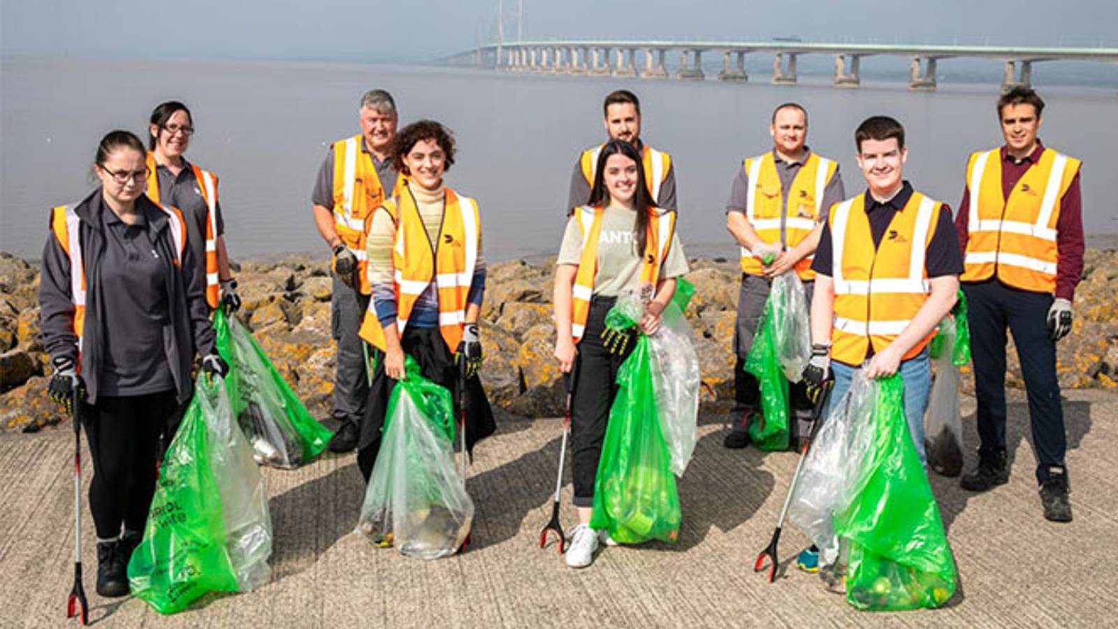 Afval opruimen op strand