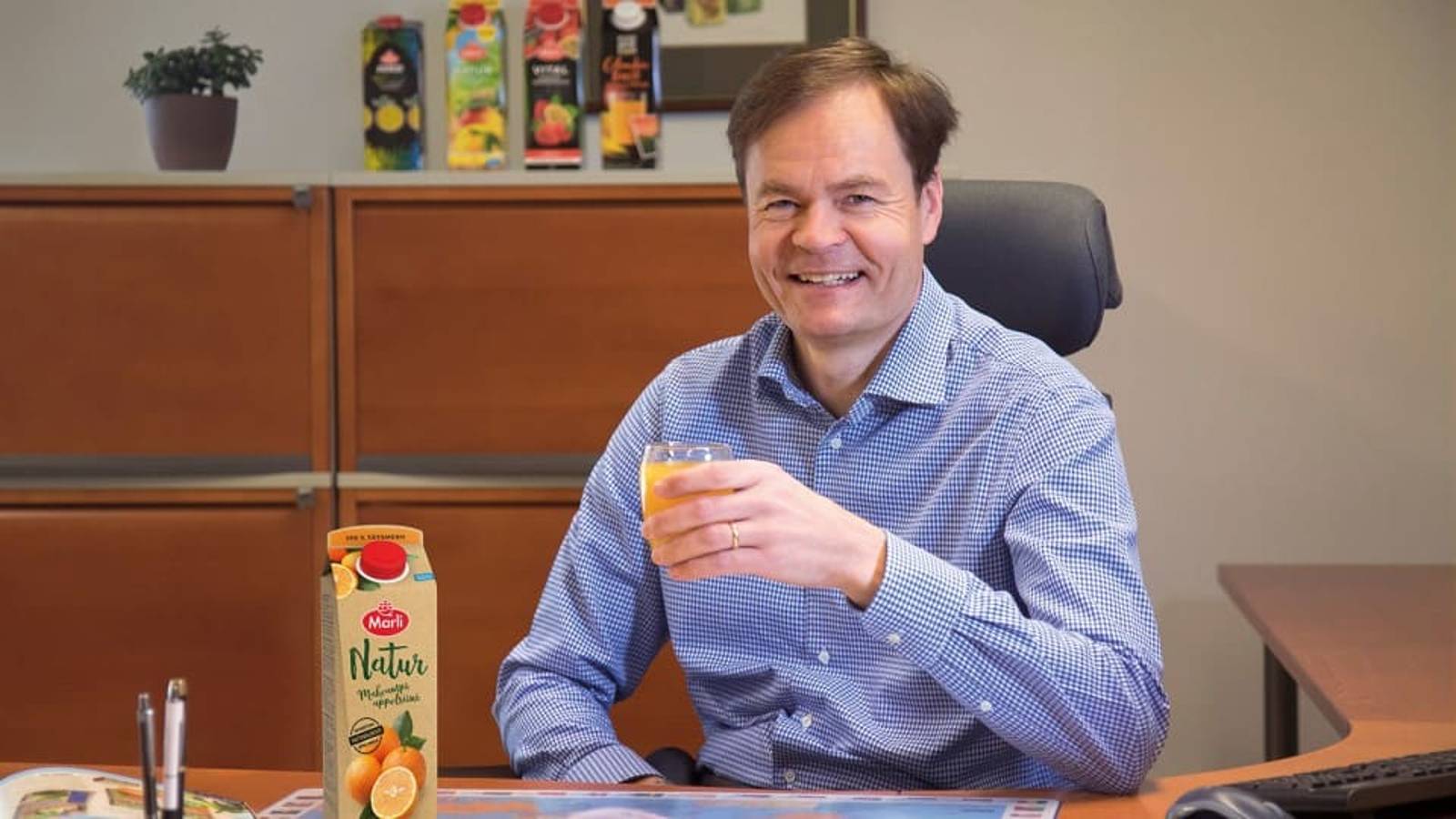 Directeur Eckes-Granini met vruchtensap