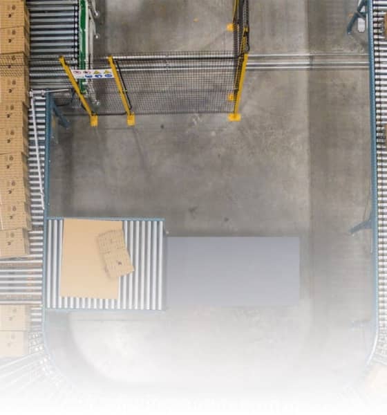 Produktionslaufband auf welchem sich Verpackungen aus Wellpappe befinden