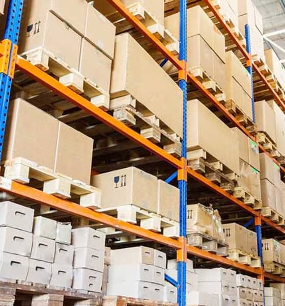 teollisuusvarastossa aaltopahvista tehty pakkaus ja lavapakkaus lavakontti