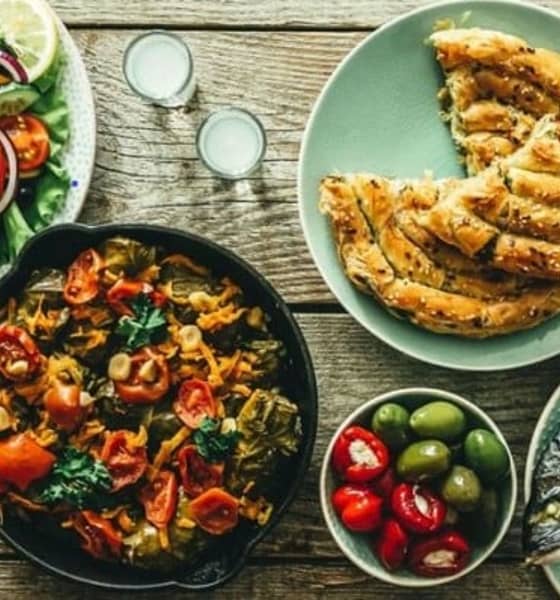 Tisch gedeckt mit unterschiedlichen frisch gekochten Speisen.