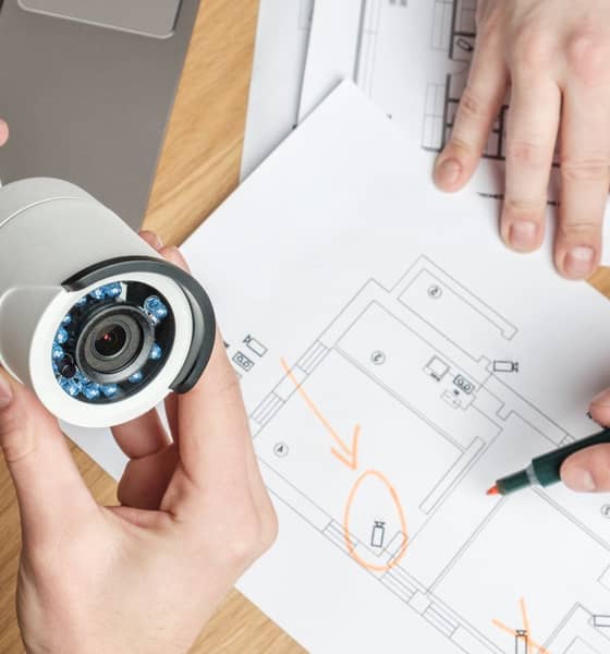 Pläne auf einem Tisch liegend mit einer Kamera im Vordergrund.