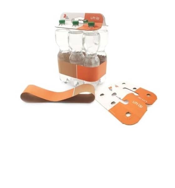 Sechs Plastikflaschen sind zusamengebündelt mit einer Banderole und einem Top Clip. Davor liegen eine Banderole und ein Top Clip aus Wellpappe in orangenem DS Smith Design.