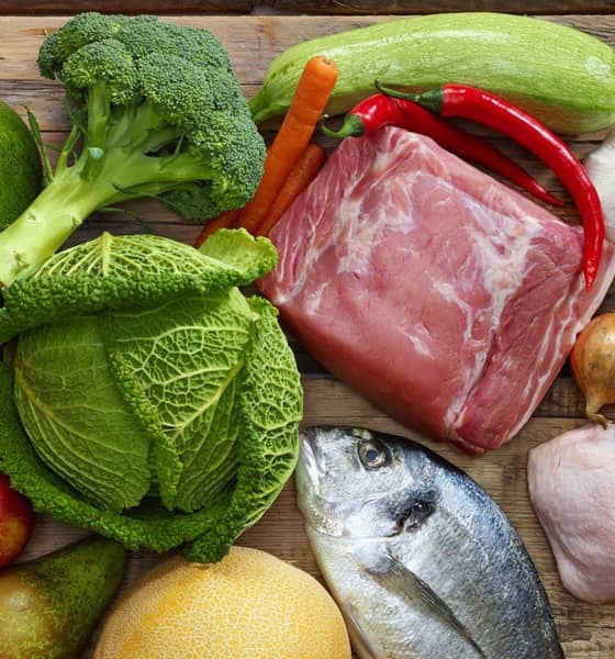 Frische Lebensmittel liegen auf einem Tisch.