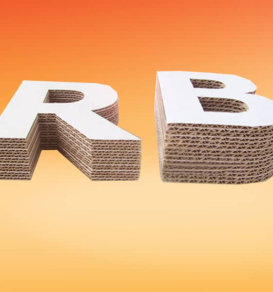 Bogstaverne R og B i bølgepap på orange baggrund