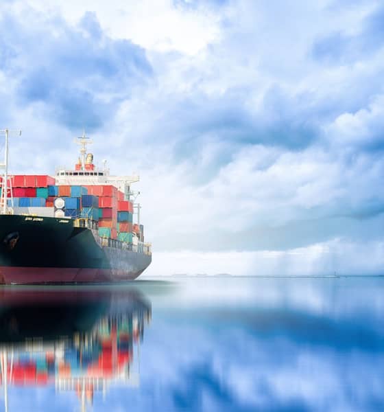 Containerschiff im offenen Meer.