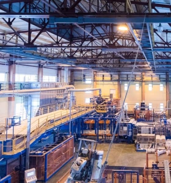 Industrie Lagerhalle mit diversen Maschinen