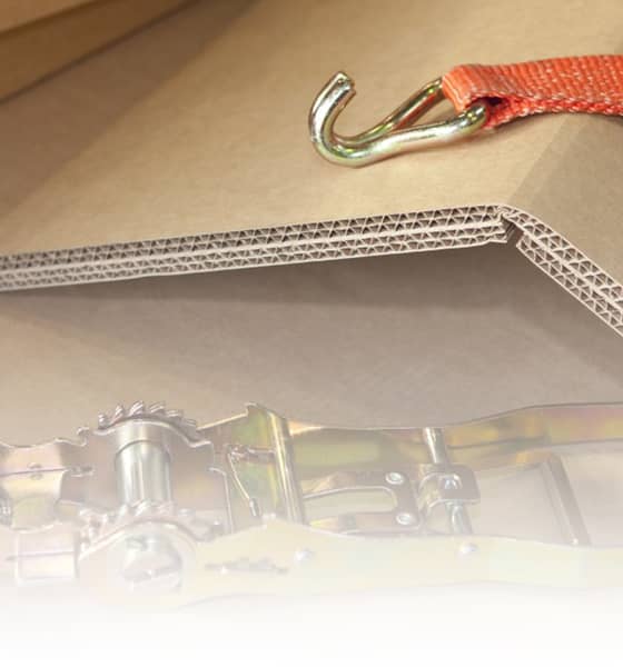 Mehrwellige Wellpappe auf welcher Spanngurte liegen.