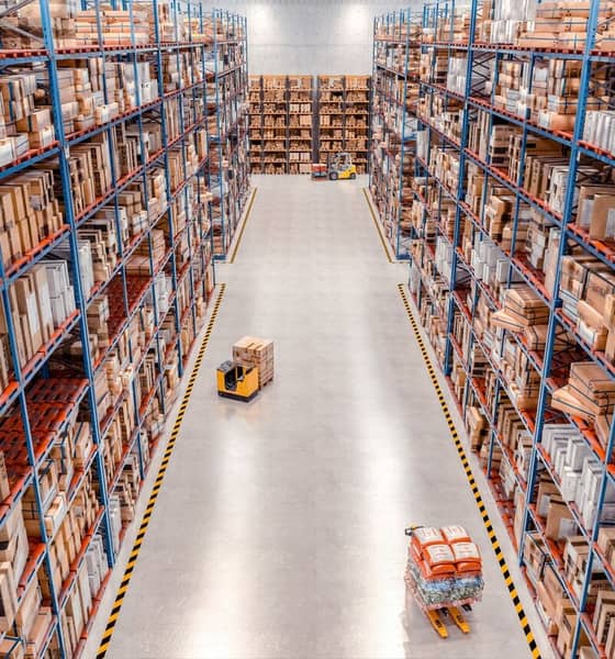 Ansicht aus der Vogelperspektive auf ein volles Lager.