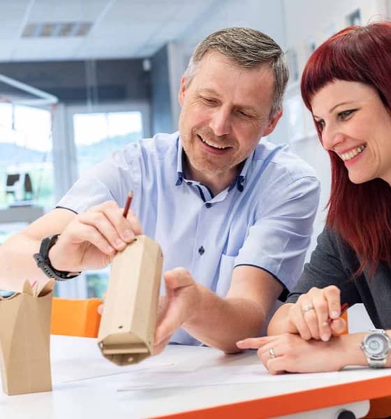 Twee designers bespreken het nieuwe ontwerp van een verpakkingen