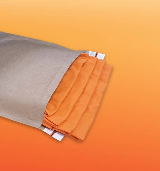 Papieren envelop met DS Smith logo op een oranje achtergrond