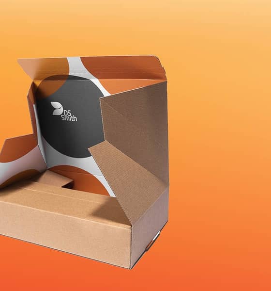Bruine webshopverpakking van DS Smith met bedrukte binnenzijde op een oranje achtergrond