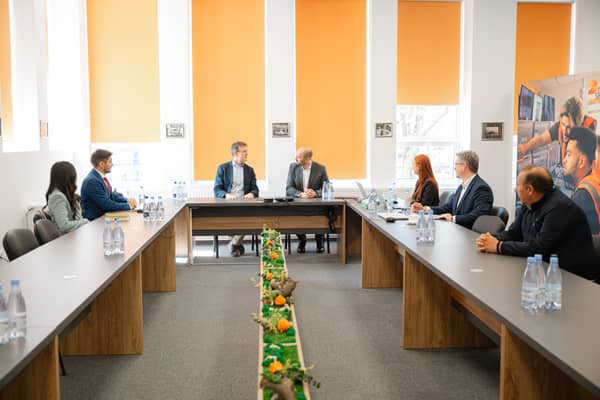 E.S. Giles Portman, Ambasadorul Marii Britanii în România, în vizită la fabrica de hârtie DS Smith din Zărnești și la unitatea de producție de ambalaje sustenabile DS Smith din Ghimbav