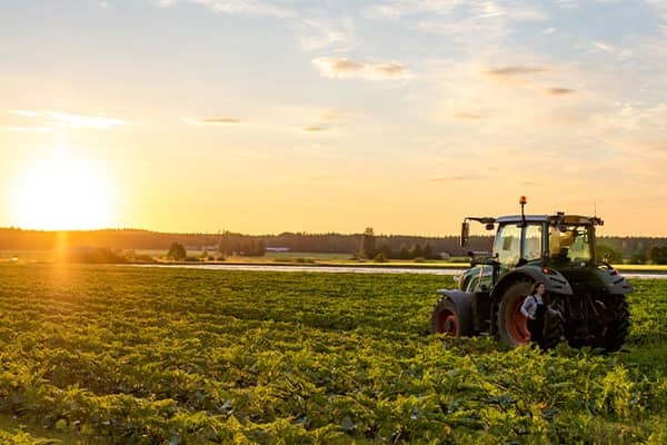 Traktori pellolla kuvaaja Päivi Saarilahti