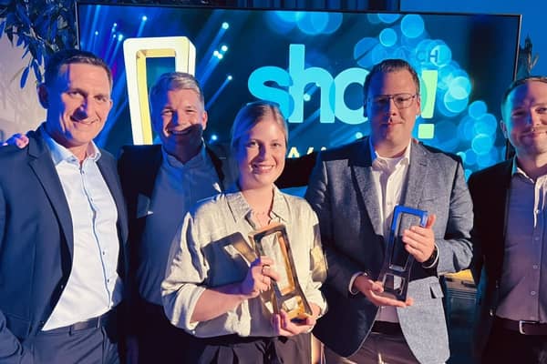 Ralf Weber, André Bernhard, Luca Elm, Michael Kullmann und Philipp Canisius mit der Trophäe in der Hand.