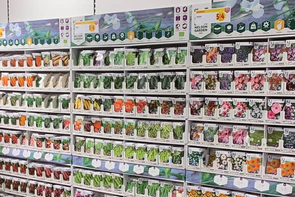 siemenpussien tarjonta kaupassa isona seinänä