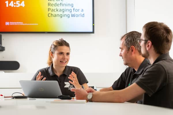 3 Kollegen sitzen an einem Tisch