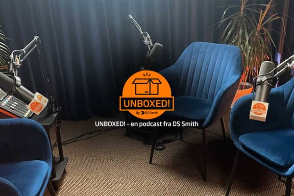 et podcast studie hos DS Smith  med to stole og mikrofoner