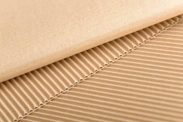 ruskea kartonkia ja aaltopahvia