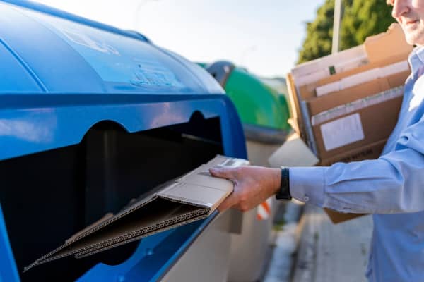 Wellpappe wird in der blauen Tonne entsorgt.