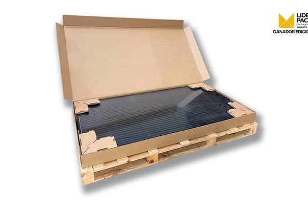 embalaje para placas solares, con cantoneras. Ganador Liderpack 2025