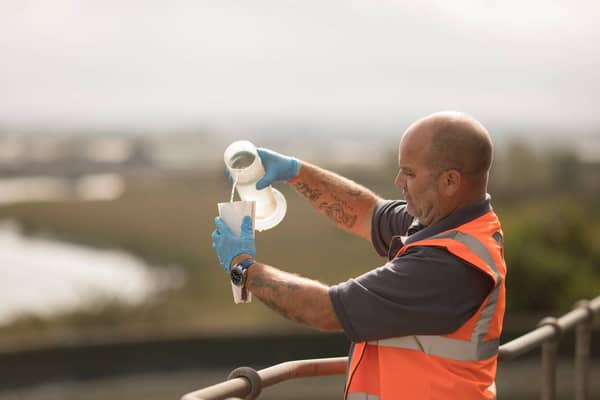 man testar vatten i higviz väst