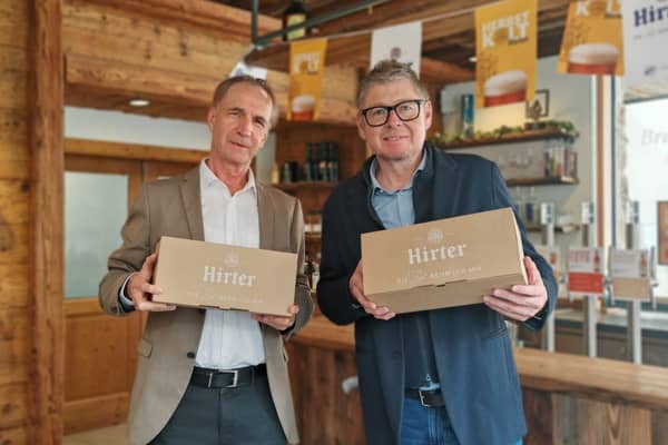 DS Smith Packaging Austria Geschäftsführer Dieter Glawischnig (links) und Privatbrauerei Hirt Geschäftsführer Heimo Schader (rechts) mit der neuen E-Commerce-Verpackungslösung.