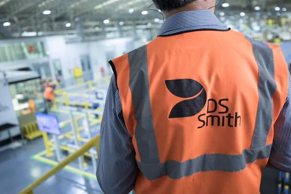 DS Smithin tehdasympäristössä kuljetaan turvallisuus huomioiden oikeissa varusteissa