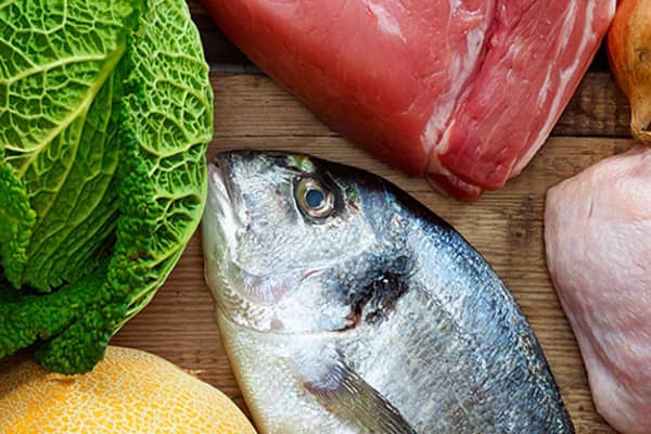 lihaa siipikarjaa ja kalaa ja kaali kuvassa