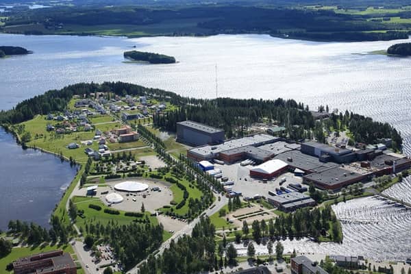 Olvin tehdasalue Iisalmessa järven rannalla