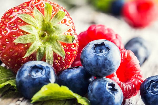 erilaisia marjoja kuvassa