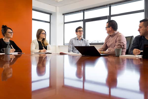 Ihmisiä pöydän vieressä kokouksessa