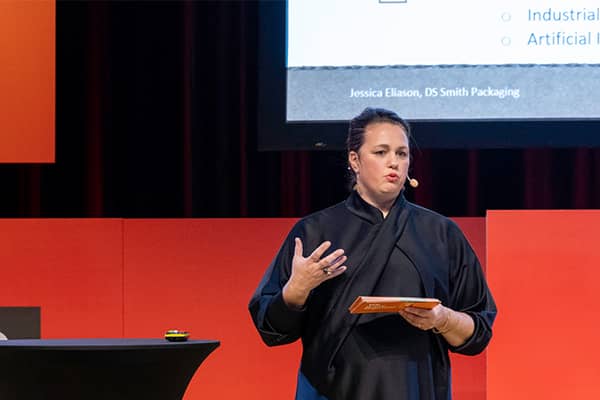 nainen pitää puhetta