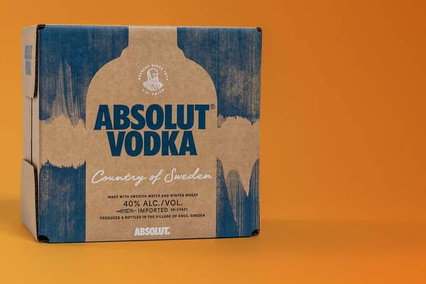 brun papkasser med Absolut Vodka print på orange baggrund