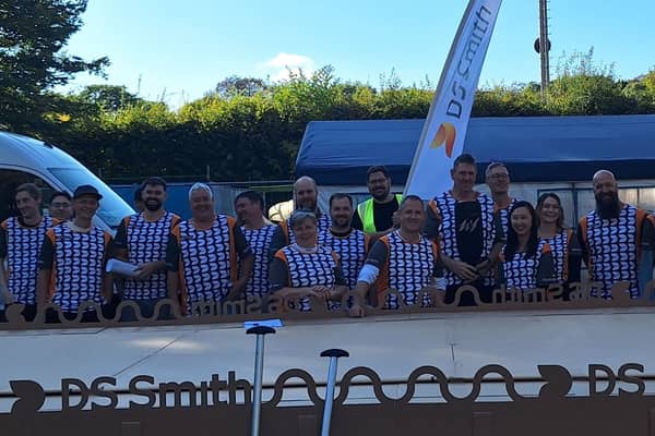 Gruppenbild der DS Smith Mitarbeitenden die beim Weltrekord des längsten Wellpappenboots der Welt dabei waren.