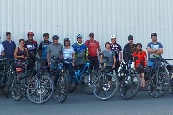 Mitarbeiterinnen und Mitarbeiter von DS Smith mit ihren Fahrrädern.