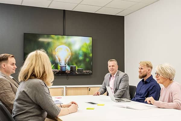 suunnittelupalaverissa ihmisiä