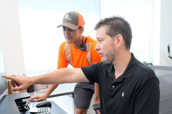 to personer ser på en computerskærm