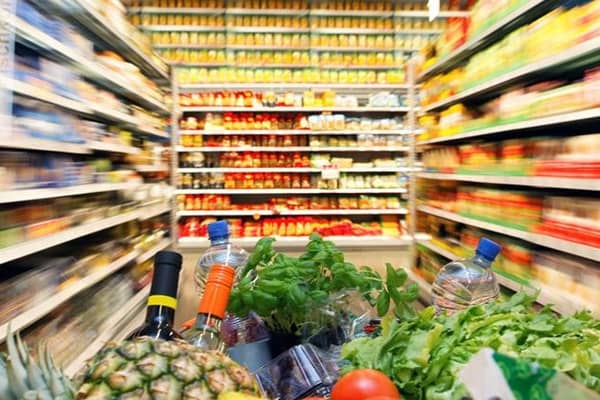 kuvassa vähittäiskaupan ruokatarvikeosasto