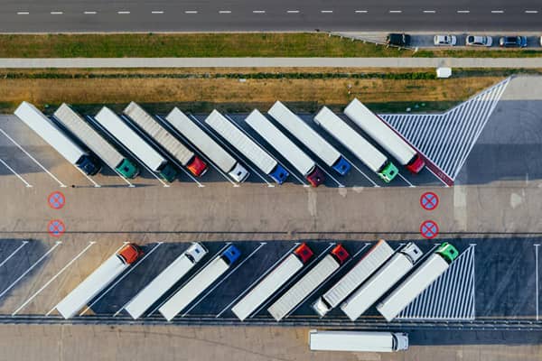 parkissa olevia rekkoja