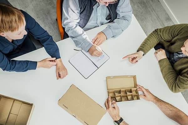 innovaatioita pohtimassa pöydän ympärillä