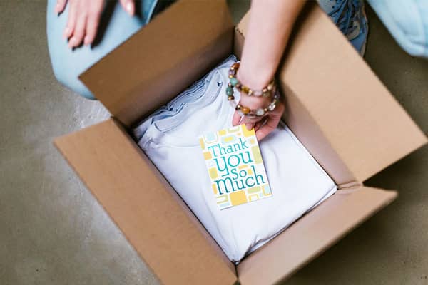 pahvilaatikko josta näkyy kortti sanoen thank you