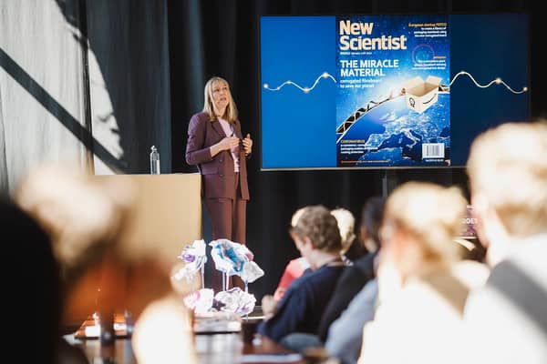 en kvinde der holder foredrag for et publikum