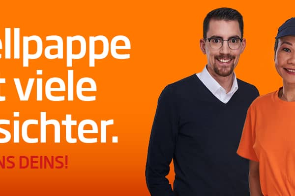 Eine Gruppe von 3 Mitarbeitenden vor orangenem Hintergrund. In der Mitte ein junger Mann mit orangenem T-Shirt, einer Kopfbedeckung und Gehörschutz. Er trägt Arbeitskleidung für die Produktion. Links von ihm eine junge blonde Frau mit langen Haaren. Sie trägt ein dunkles Kleid im Büro Look. Rechts von ihm eine dunkelhaarige junge Frau, zum Zopf gebundene Haare in einem dunkelorangenen Pullover. Alle lächeln in die Kamera. Links von der Gruppe steht der Employer Branding Claim „Wellpappe hat viele Gesichter. Zeig uns Deins.“