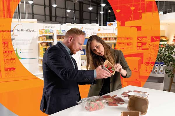 Consumenten bekijken golfkartonnen verpakkingen in supermarkt