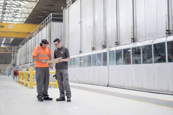 Twee medewerkers in productieomgeving