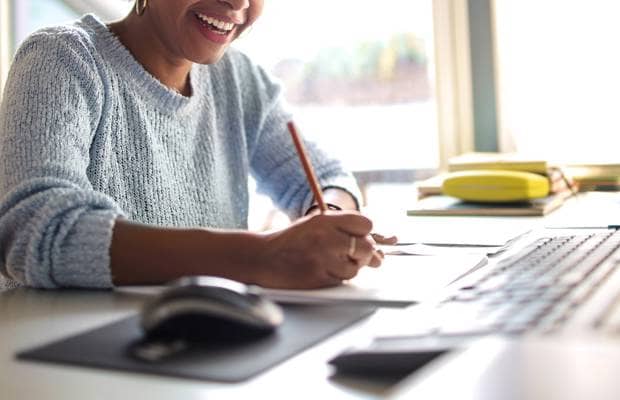 Bewerbende schreibt eine Bewerbung