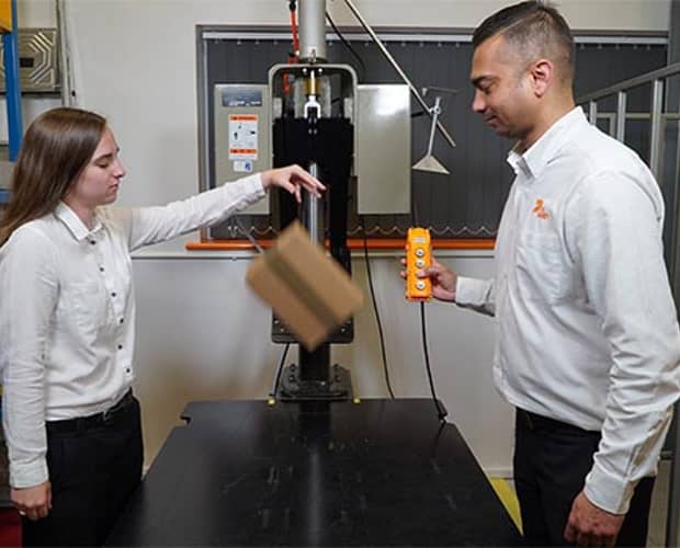 Laboranten demonstreren droptest verpakkingen